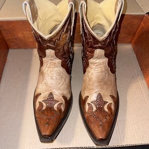 Cavenders ankle boots, worn once. Super cute! Comes in original box 🙂